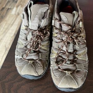 Merrell Womens Hiking Shoes. Size 8.